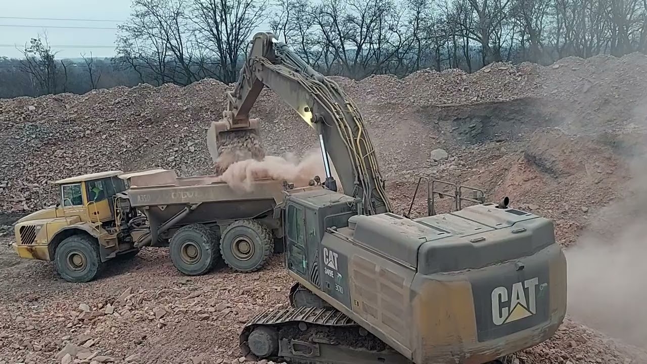 Załadunek wozidła na hałdzie kopalnianej