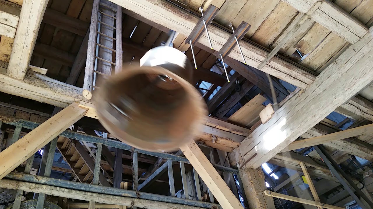 Ertingen , Sechs Uhr Schlag , danach wird die mittlere Glocke gläutet .