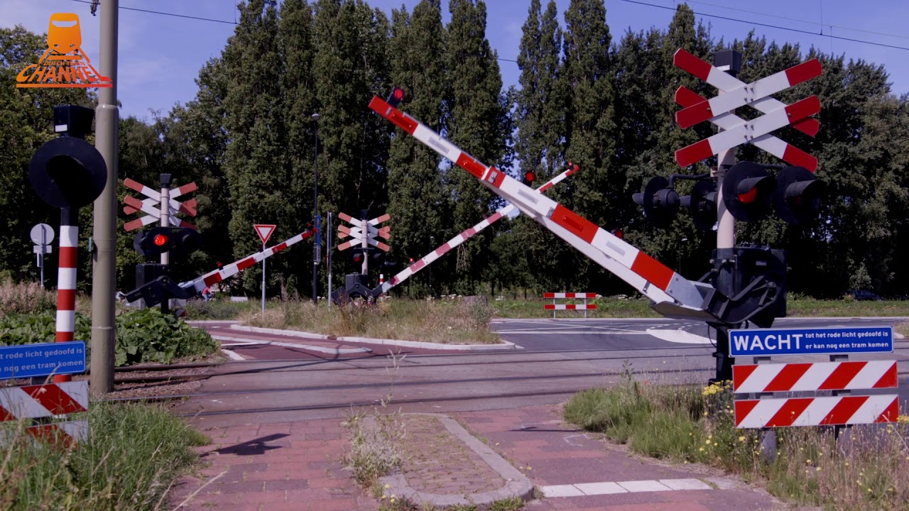 DUTCH RAILROAD CROSSING - Delft - Zuiderweg
