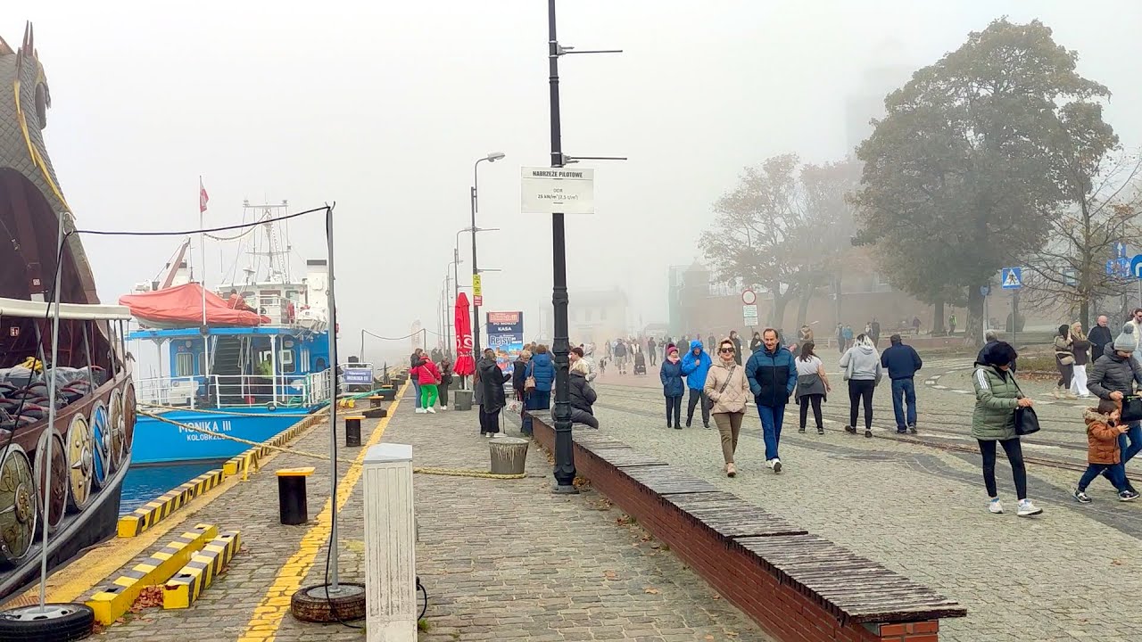 Kołobrzeg w mglistym blasku-port, falochron, molo, promenada, plaża, powrót statków do portu we mgle