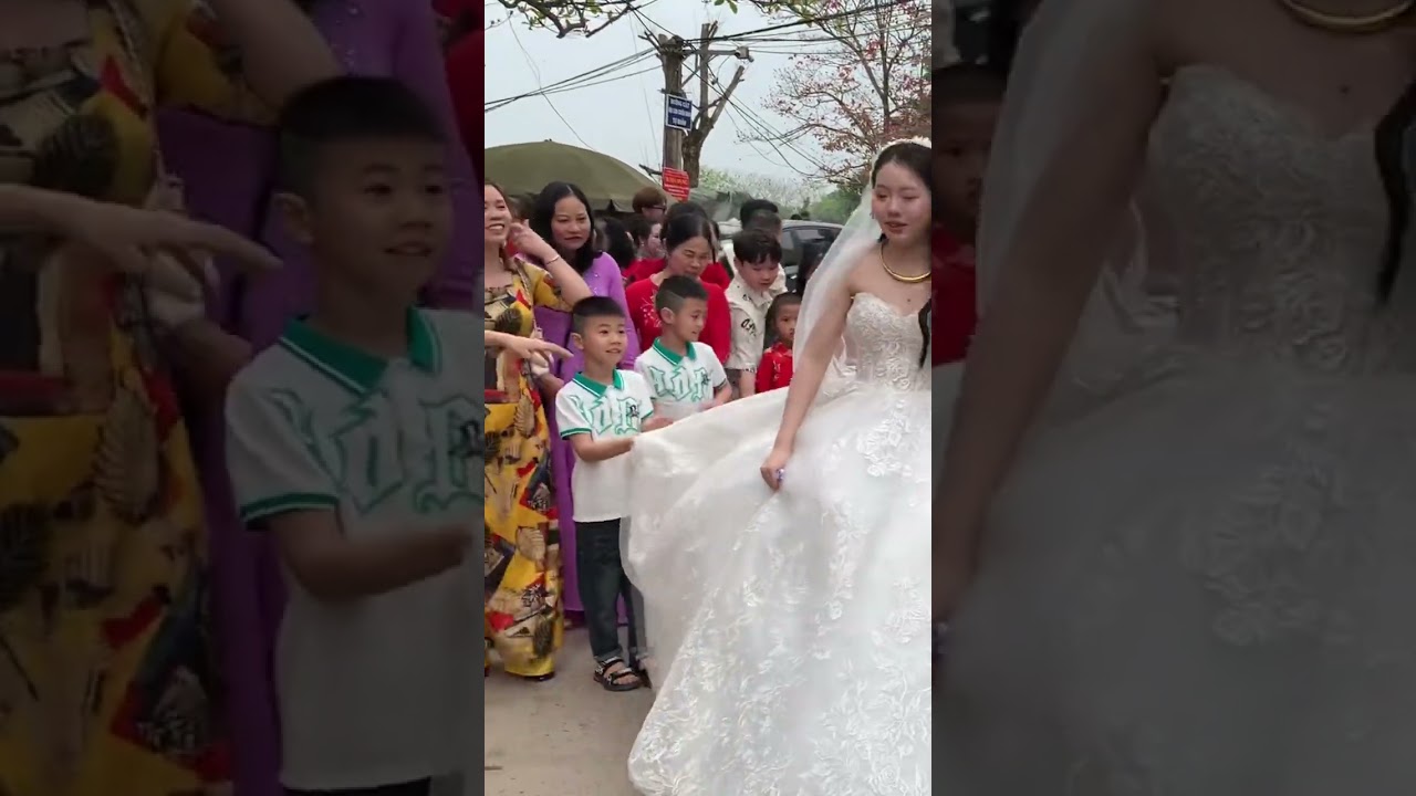 Tranh nhau b&ecirc; v&aacute;y cho c&ocirc; d&acirc;u lấy may mắn #wedding