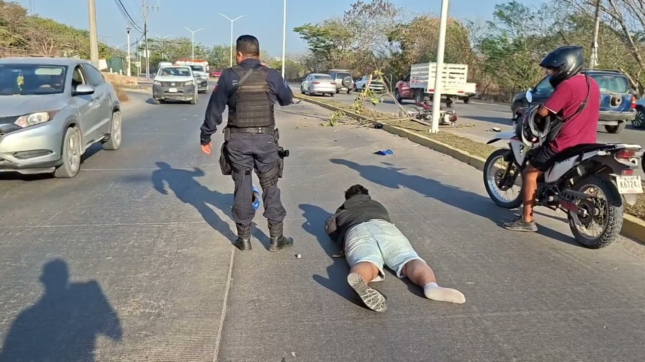 Choque entre Mazda negro y dos motos deja lesionados | CPS Noticias Puerto Vallarta