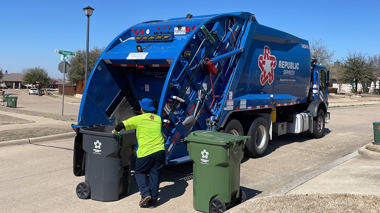Republic Services: Mack MRU McNeilus Rear Loader Garbage Truck