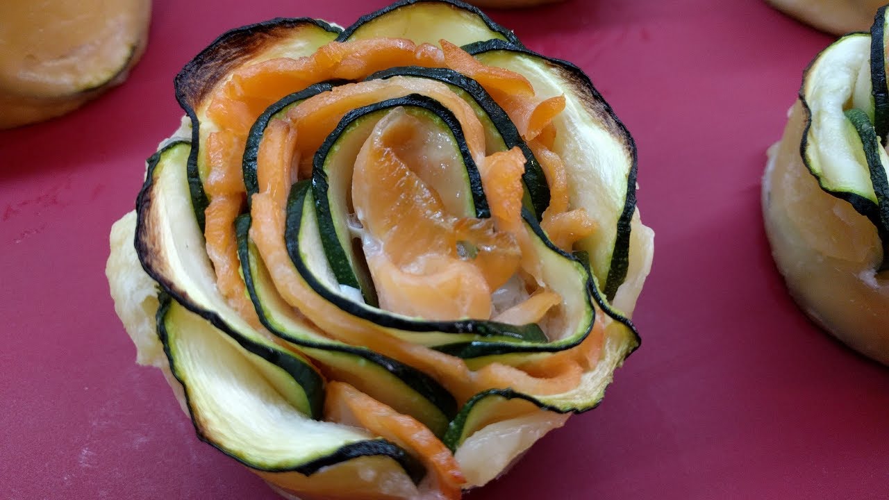 Rosas de salmón y calabacín con hojaldre, muy fáciles