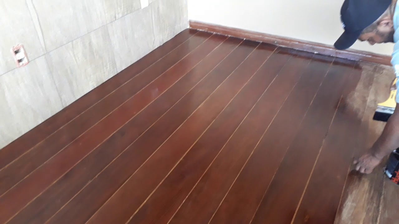 Resina em piso de madeira