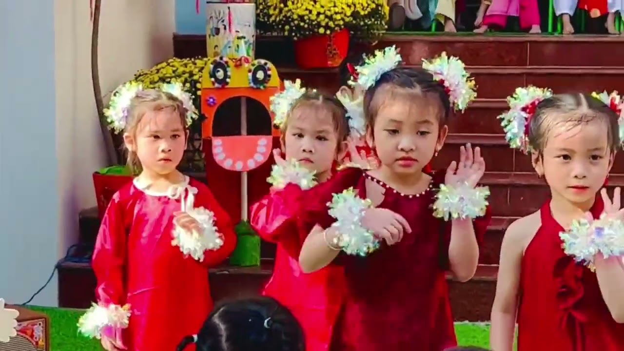 Bao lì xì đỏ. Biểu diễn bé lớp chồi