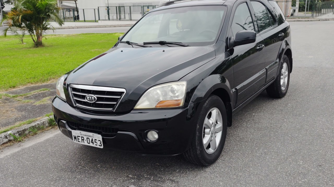 Kia Sorento 2008 com teto solar e motor diesel. Um SUV de preço acessível. Confira em nosso APP.