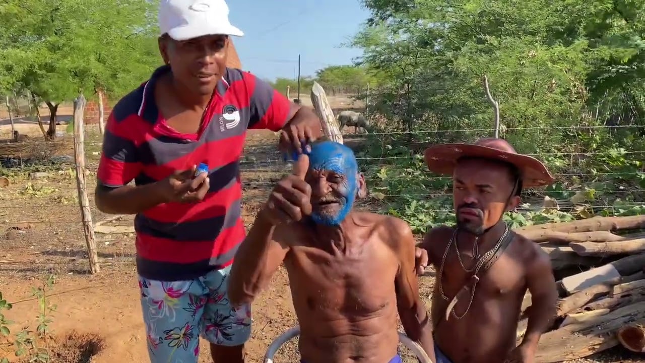 CHAGUINHA E MAZINHO PNTARO O CABELO DE SEU RAIMUNDO