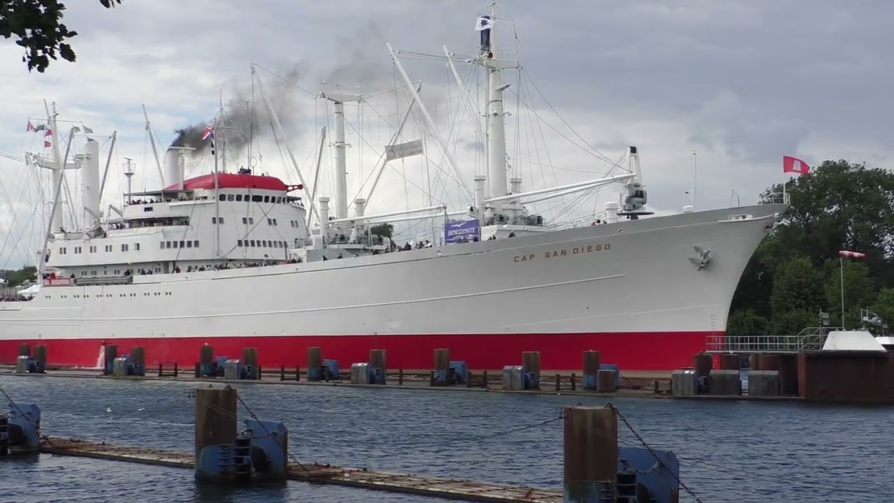 Cap San Diego Museumsschiff durch die Schleuse Kiel Holtenau