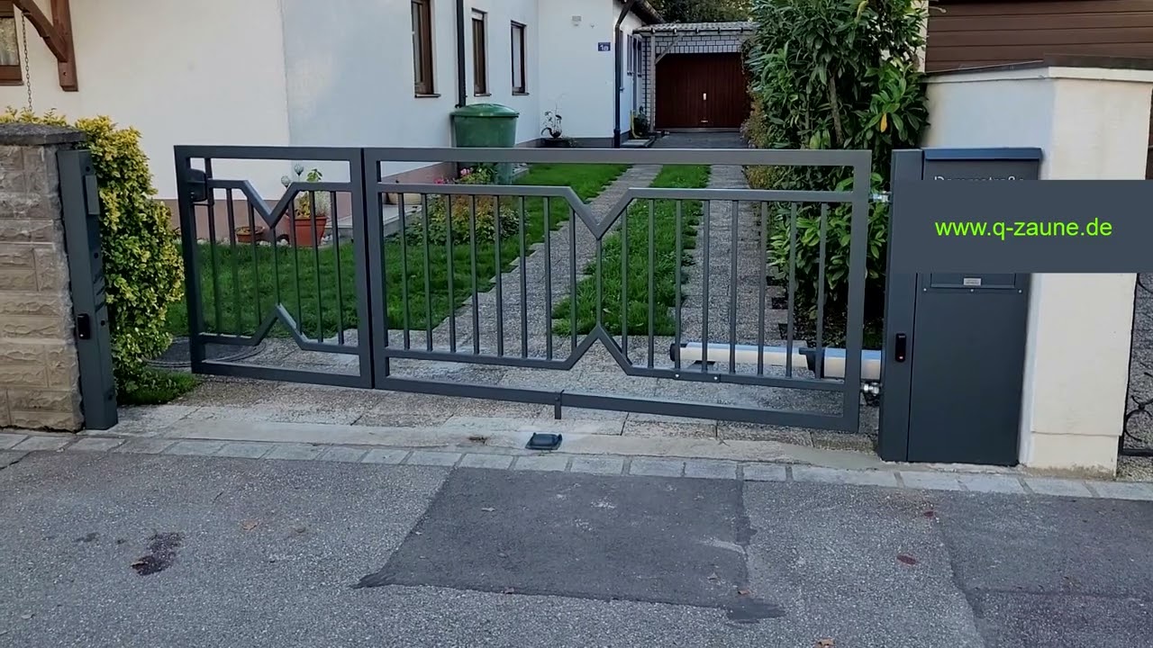 Tor mit Integrierter T&uuml;r. Fl&uuml;geltor (Drehtor)  mit integrierter Pforte.  