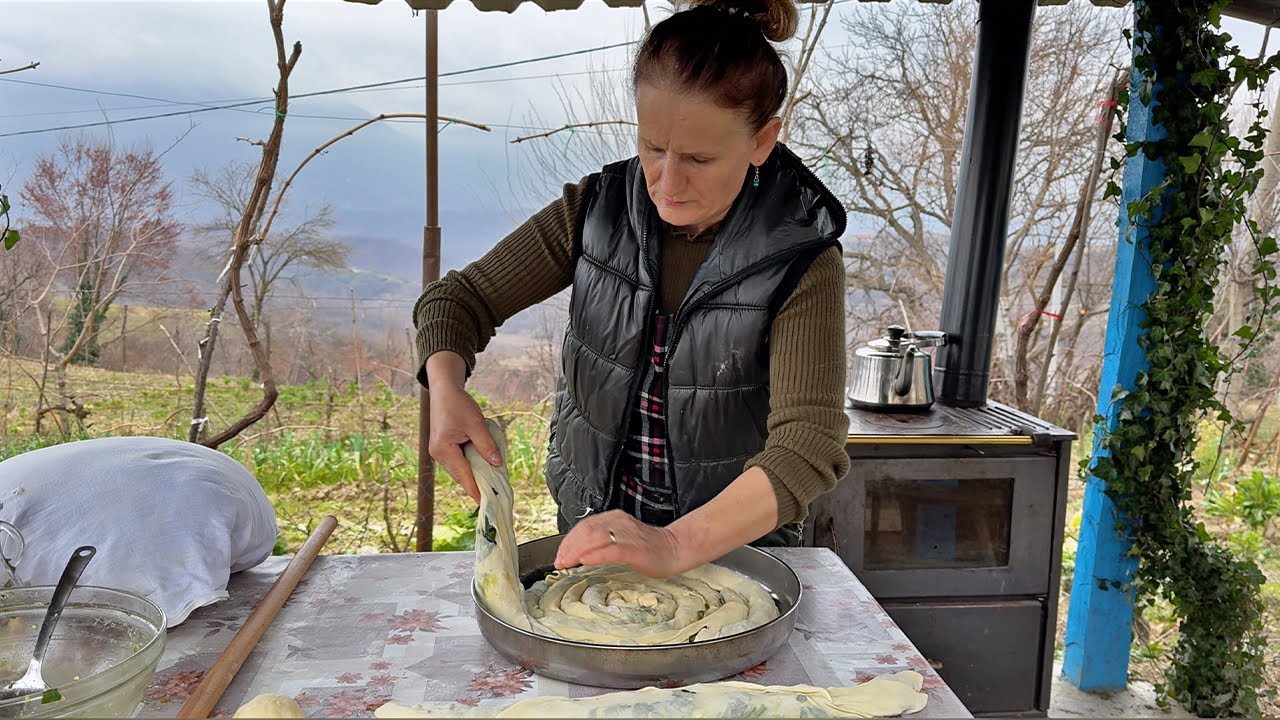 Traditional Albanian Spinach Pie – So Flaky and Flavorful! 🇦🇱🥧