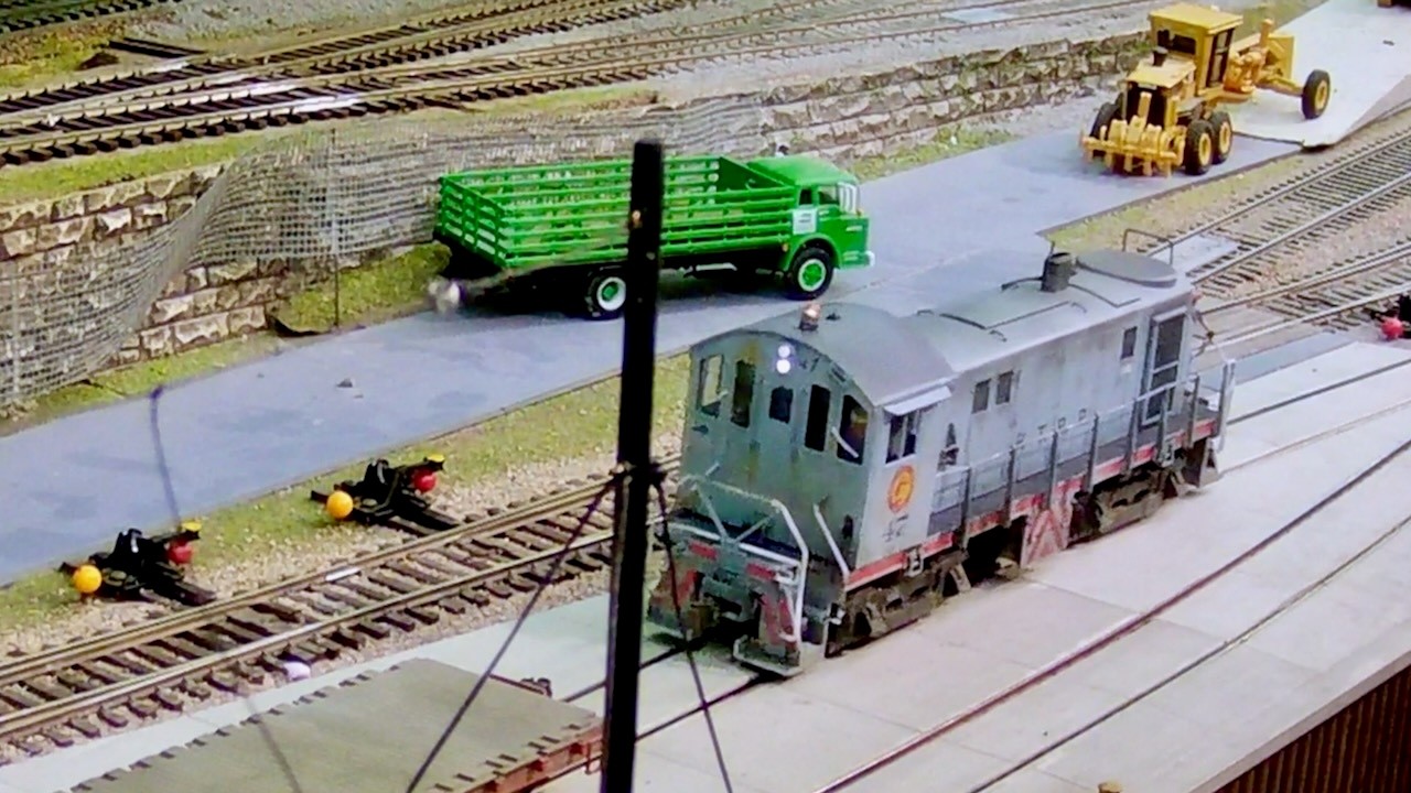 Part 99 - BN switching with Brian's Alco T6 switcher & Rapido's GE 44 tonner #modelrailroad #train
