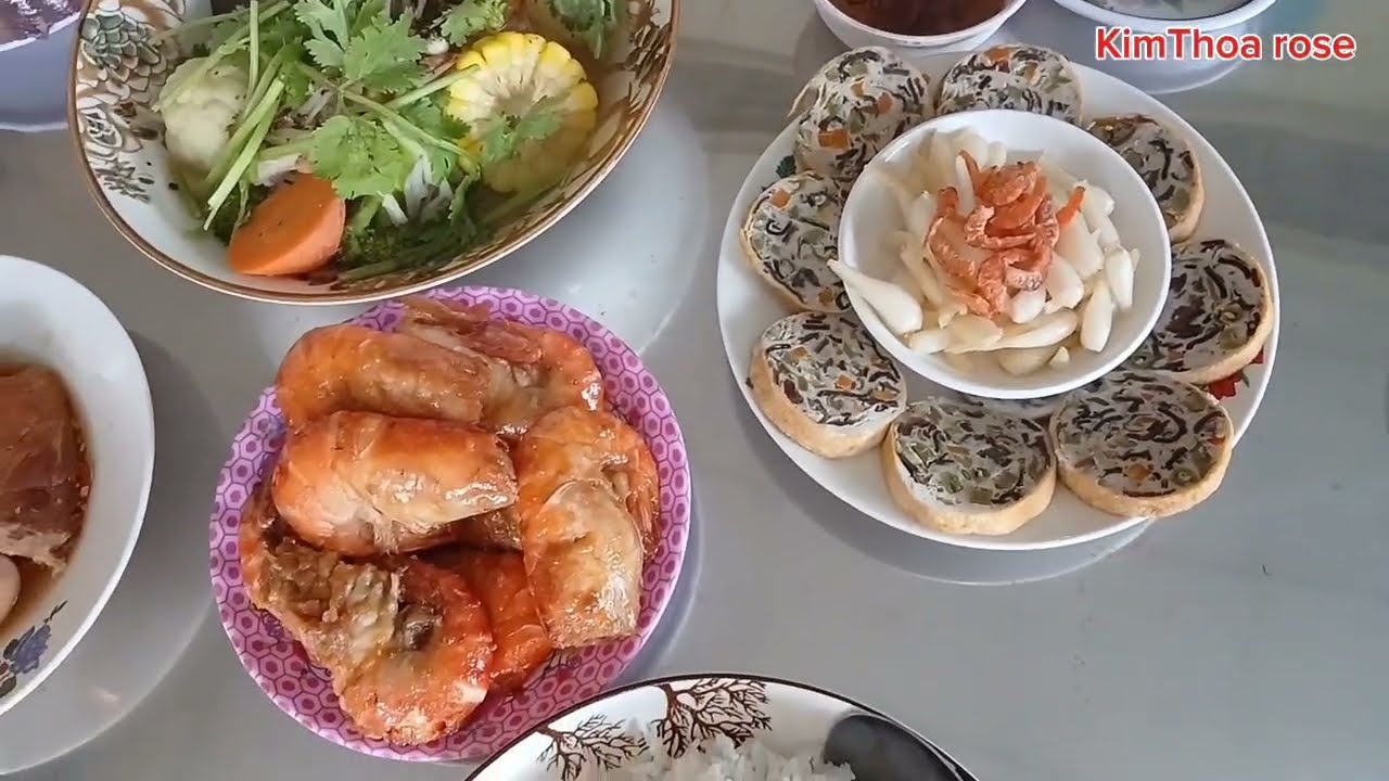 Mâm cơm cúng tết nhà của anh chị và nhà mình đây