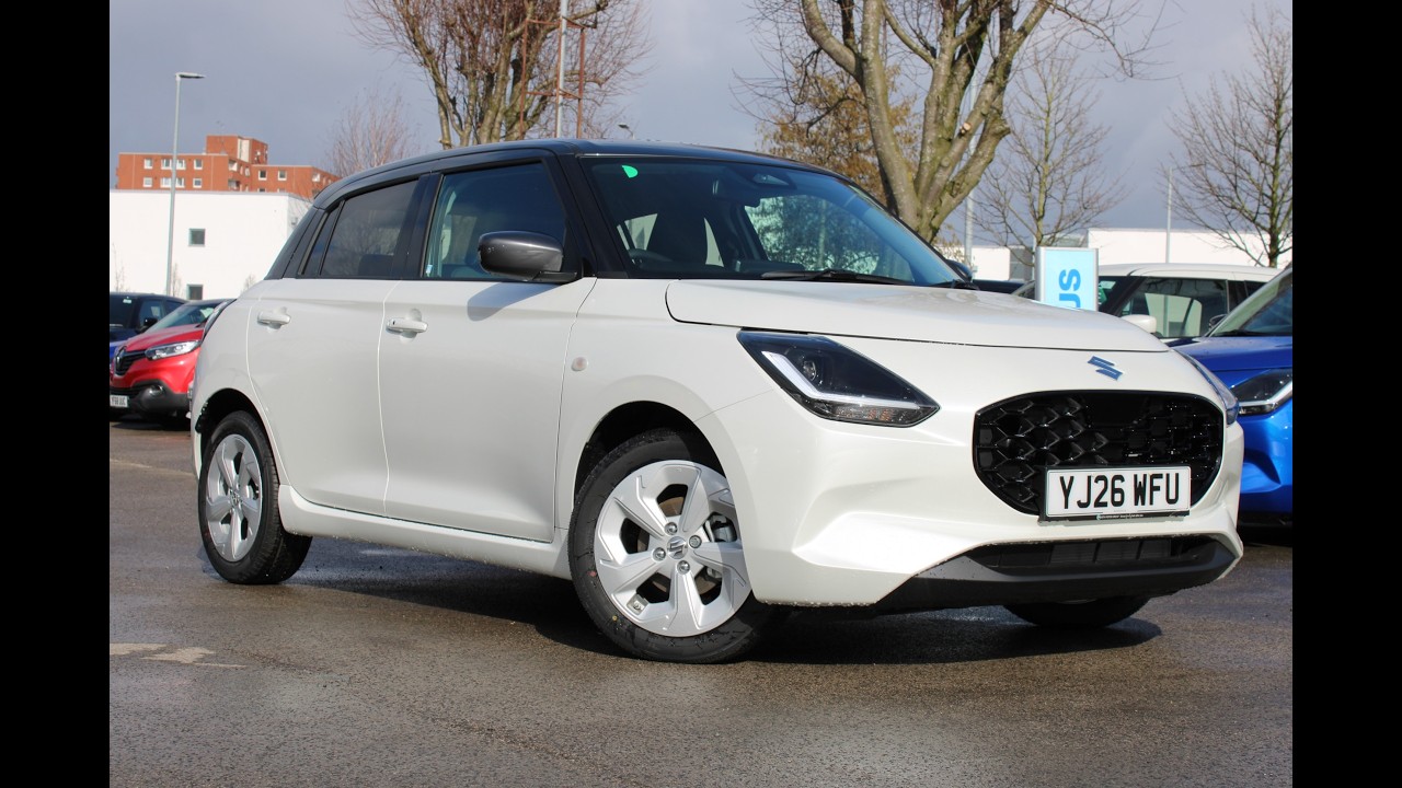 Suzuki Swift Motion 1.2 MHEV YJ26 WFU, 5-дверный, жемчужно-белый/серая крыша, 2026 год выпуска.