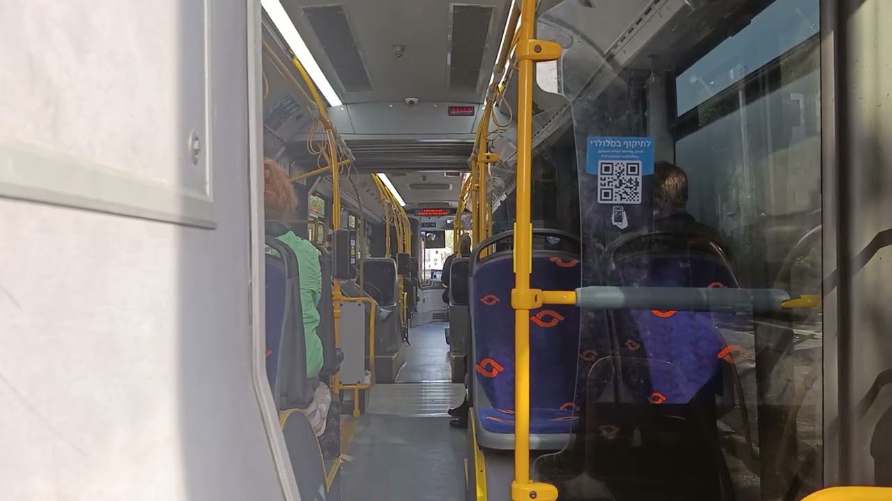 נסיעה באוטובוס מפרקי של מטרופולין מסוג אוטוקאר קנט בקו 55 מתל אביב לקריית אונו בתל אביב