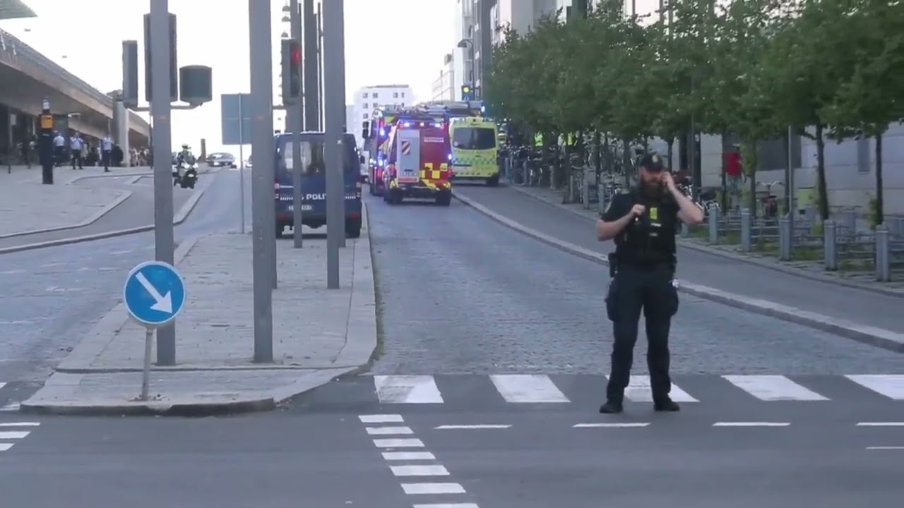 Tideligere video fra Fields: REDNINGS-MANDSKAB GØR KLAR TIL AT BRINGE DE DØDE UD
