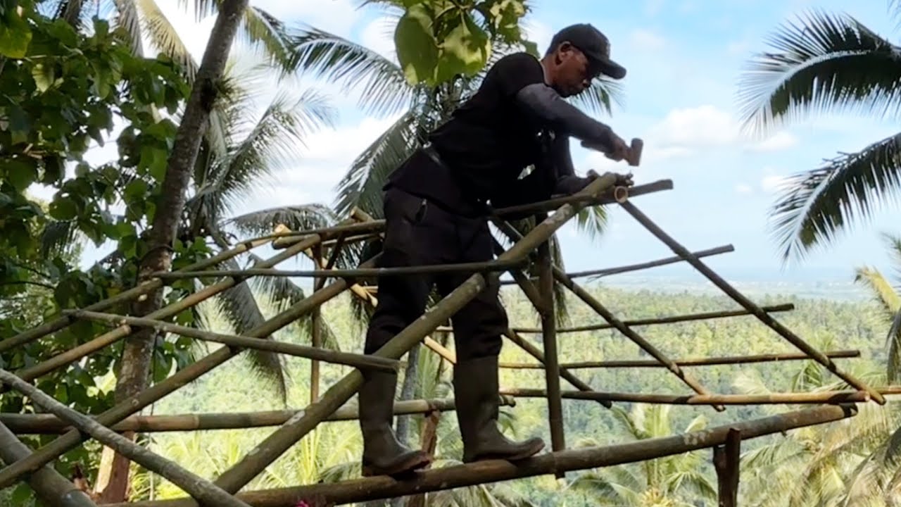 Melanjutkan pengerjaan rumah panggung pemasangan reng atau alas atap seng.