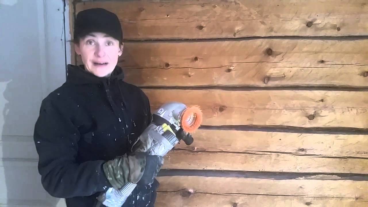 Hirsiseinän käsittely nailonharjalla