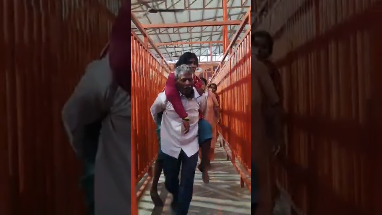 बहुत ज्यादा भीड़ हो गई है कितने लोग दब गए #trending #funny #shorts #short #viral