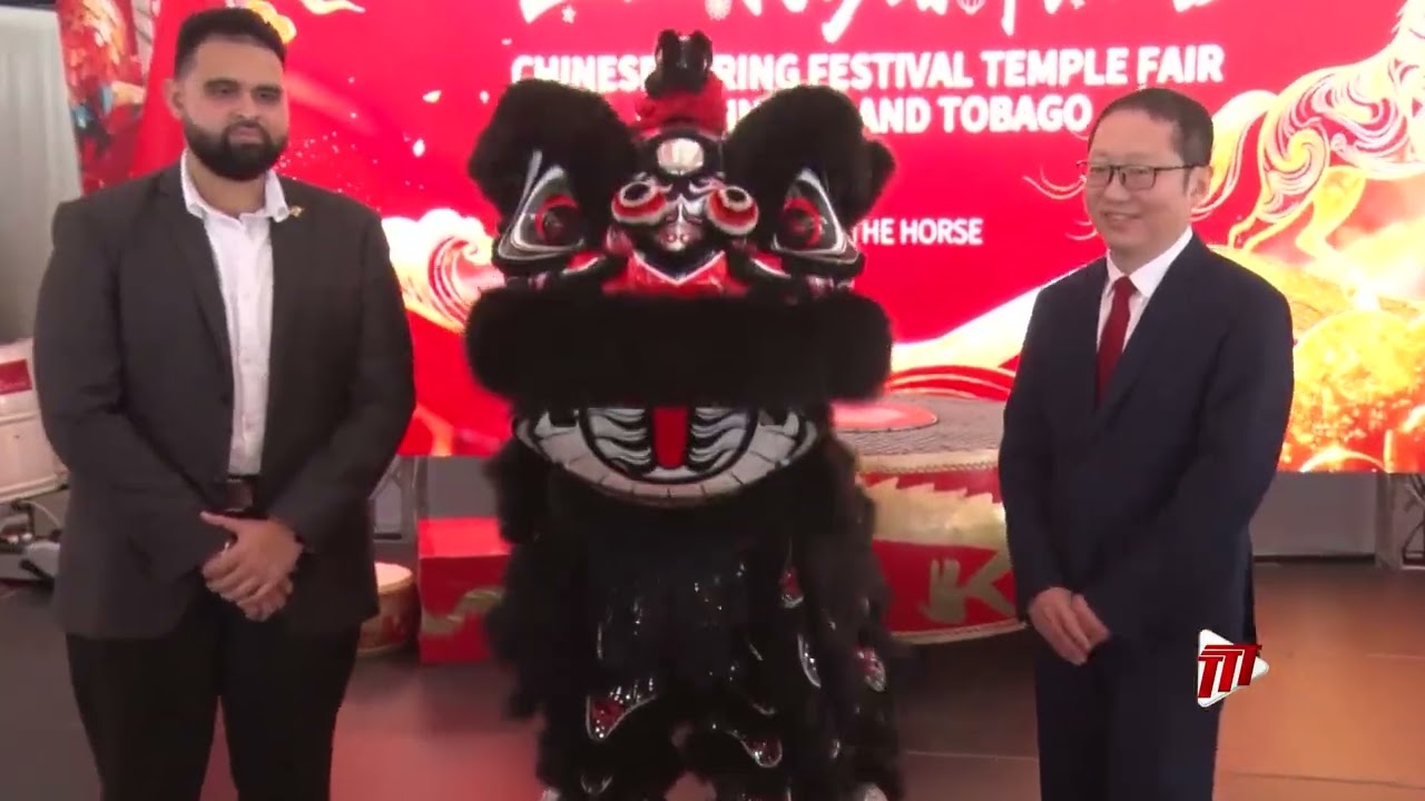 Началось празднование Китайского Нового года на храмовой ярмарке.