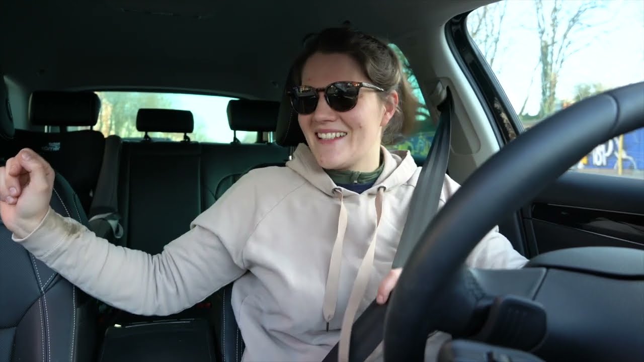 WIE EIN KIND, DAS SEINER MUTTER DIE SONNENBRILLE GEKLAUT HAT
