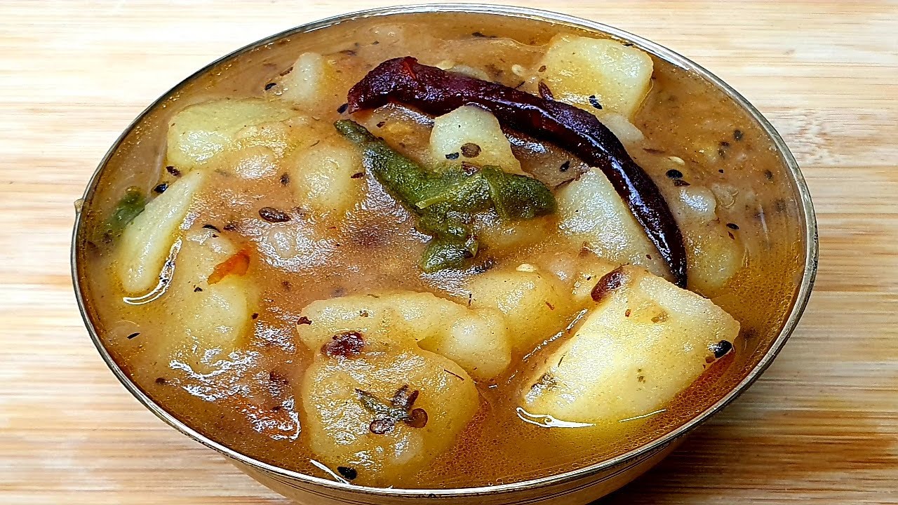 একেবারেই বিনা মসলায় তৈরি তবে স্বাদে অসাধারণ আলুর তরকারি,যা লুচি রুটি বা পরোটার সাথে দারুন লাগে |