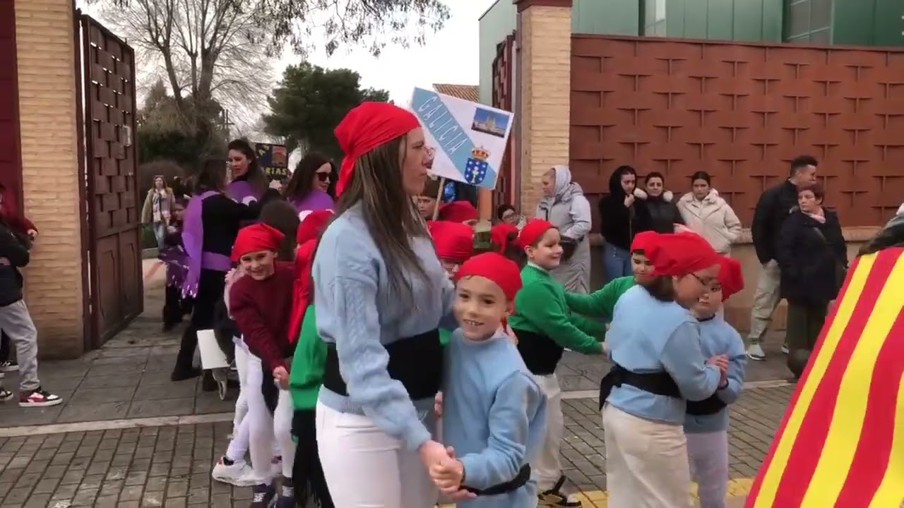 Las comunidades autónomas de España protagonistas en el desfile de Carnaval del CEIP Lucero.