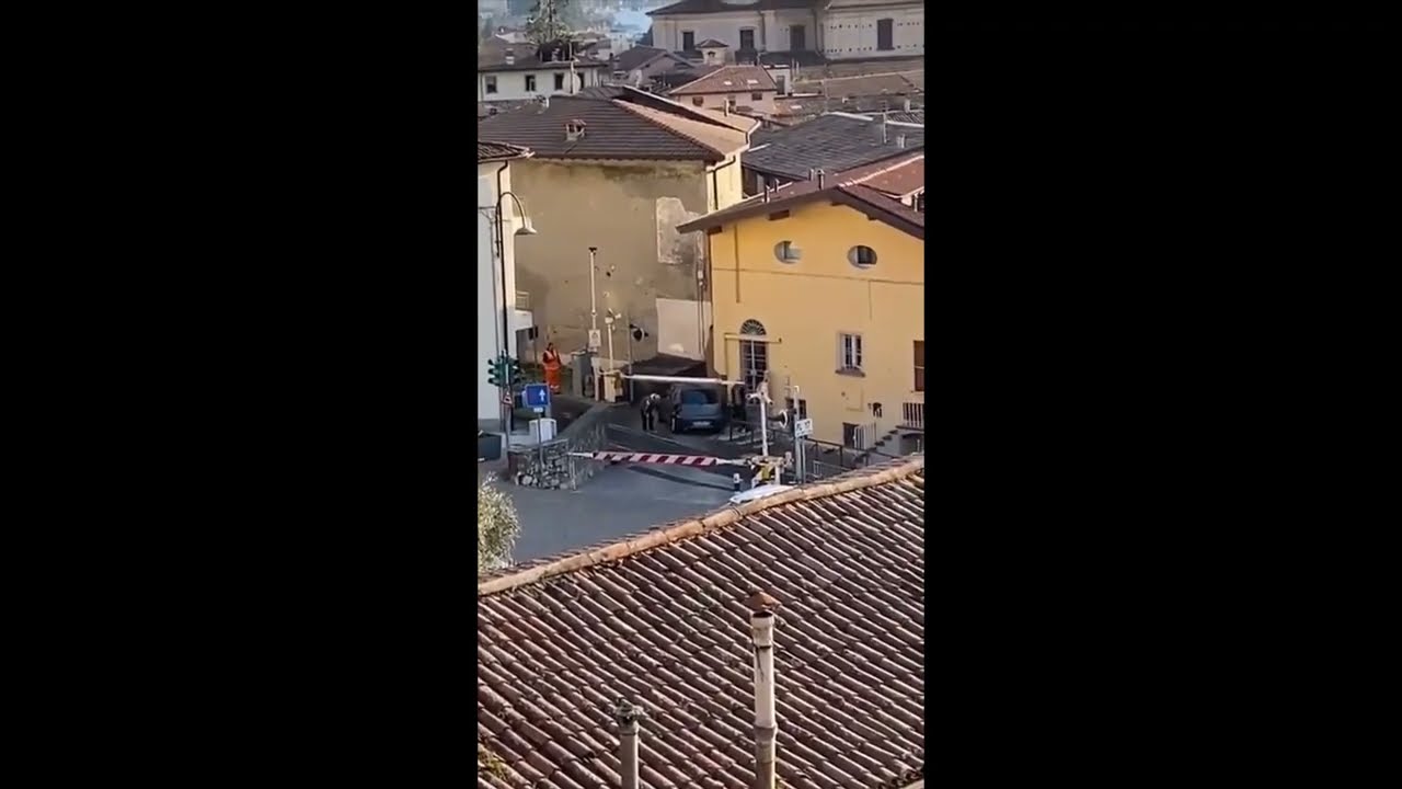 L'auto rimane bloccata sotto la sbarra del passaggio a livello: il conducente tenta di spostarla