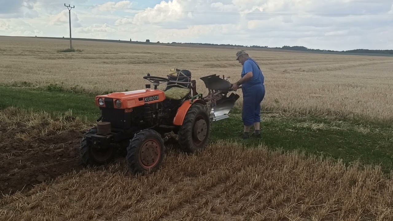 Kubota B6000, podmítací pluh
