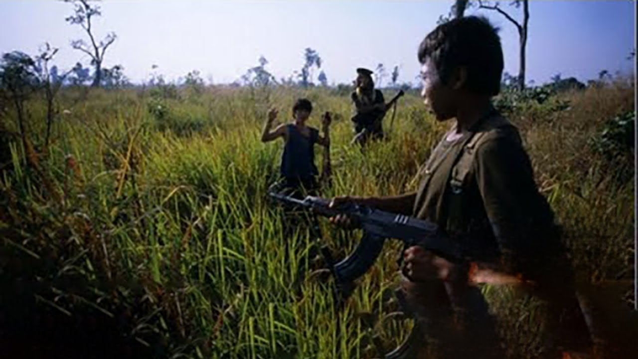 Tốp POLPOT cách khoảng 25 mét... thì hàng loạt AK và RPĐ nhả đạn...!