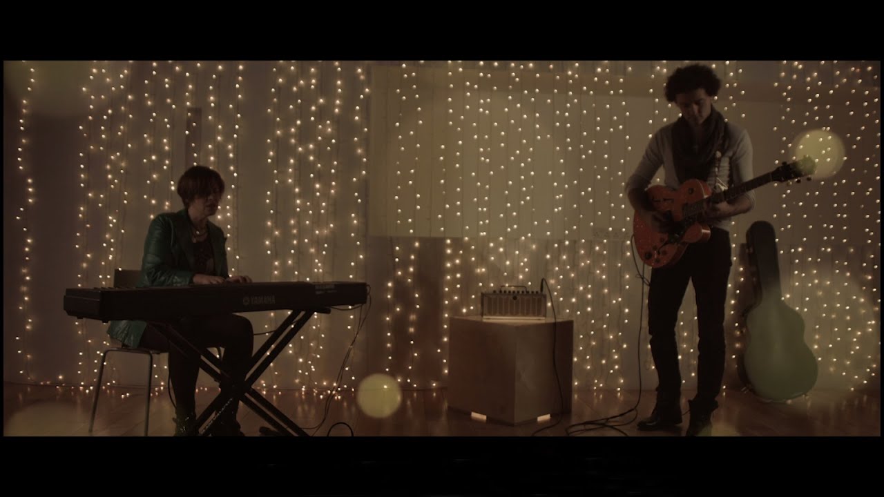 Snowflakes Fall - James Cramer & Eleanor McEvoy [Official Music Video]