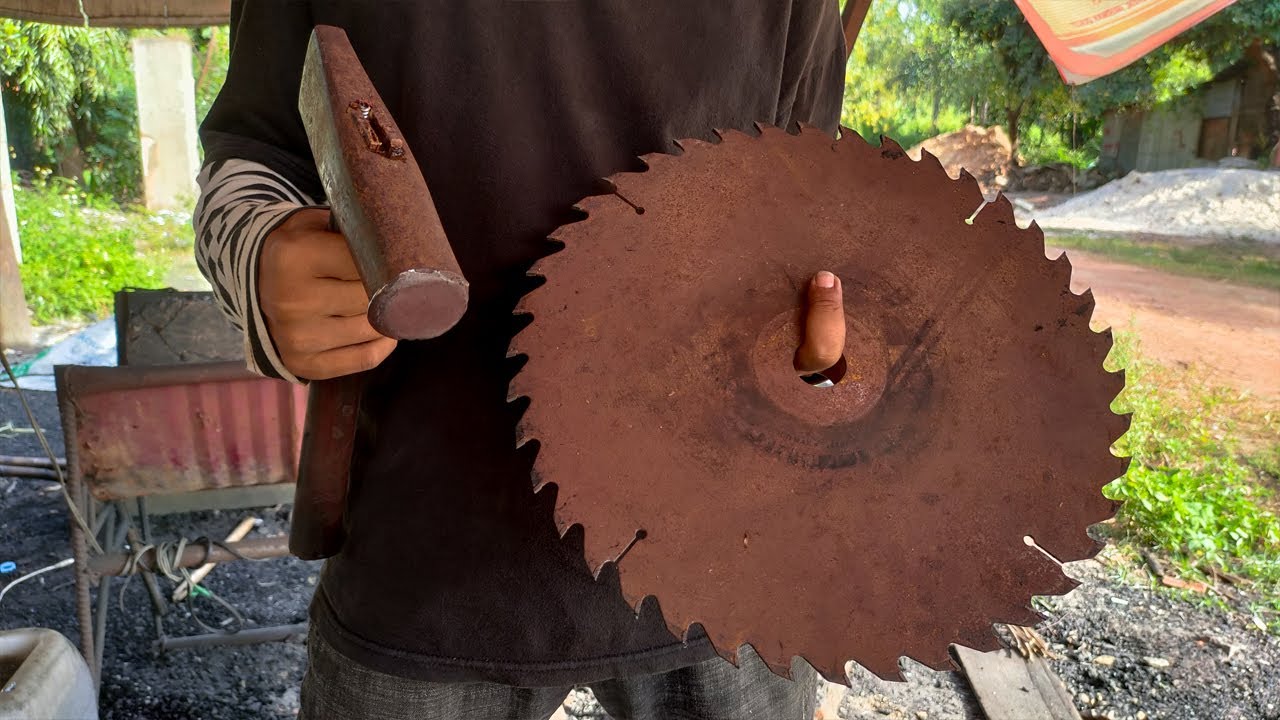 TURNING A RUSTY SAW BLADE INTO A USEFUL GARDEN TOOL FOR FARMERS IN 20 MINUTES