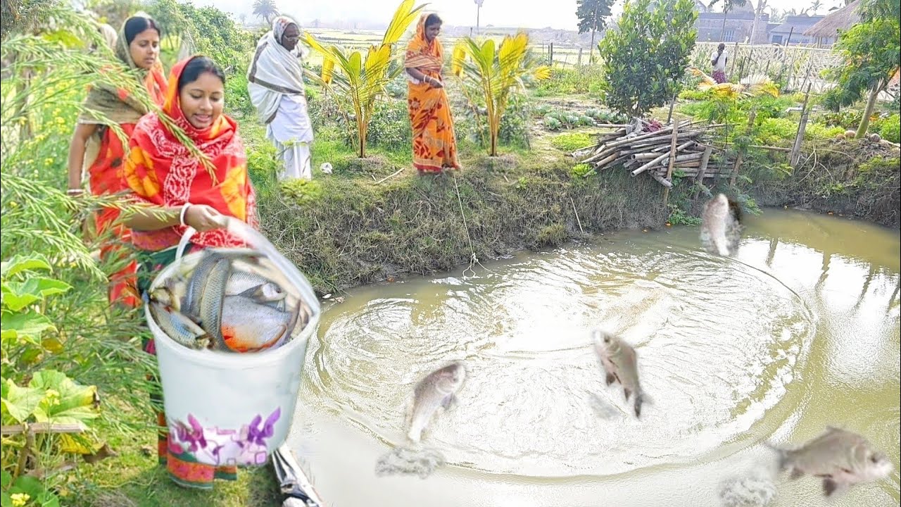 অনেকদিন পর বাড়ির পুকুরে মাছ ধরে মায়ের হাতে মাছের ঝোল রান্না || popi kitchen fishing