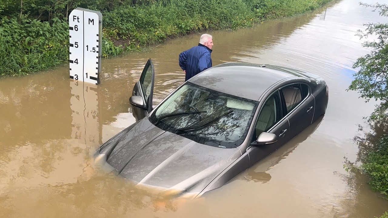 Unbelievable! DEEP FLOOD! || Vehicles vs Flooded Fords compilation || 