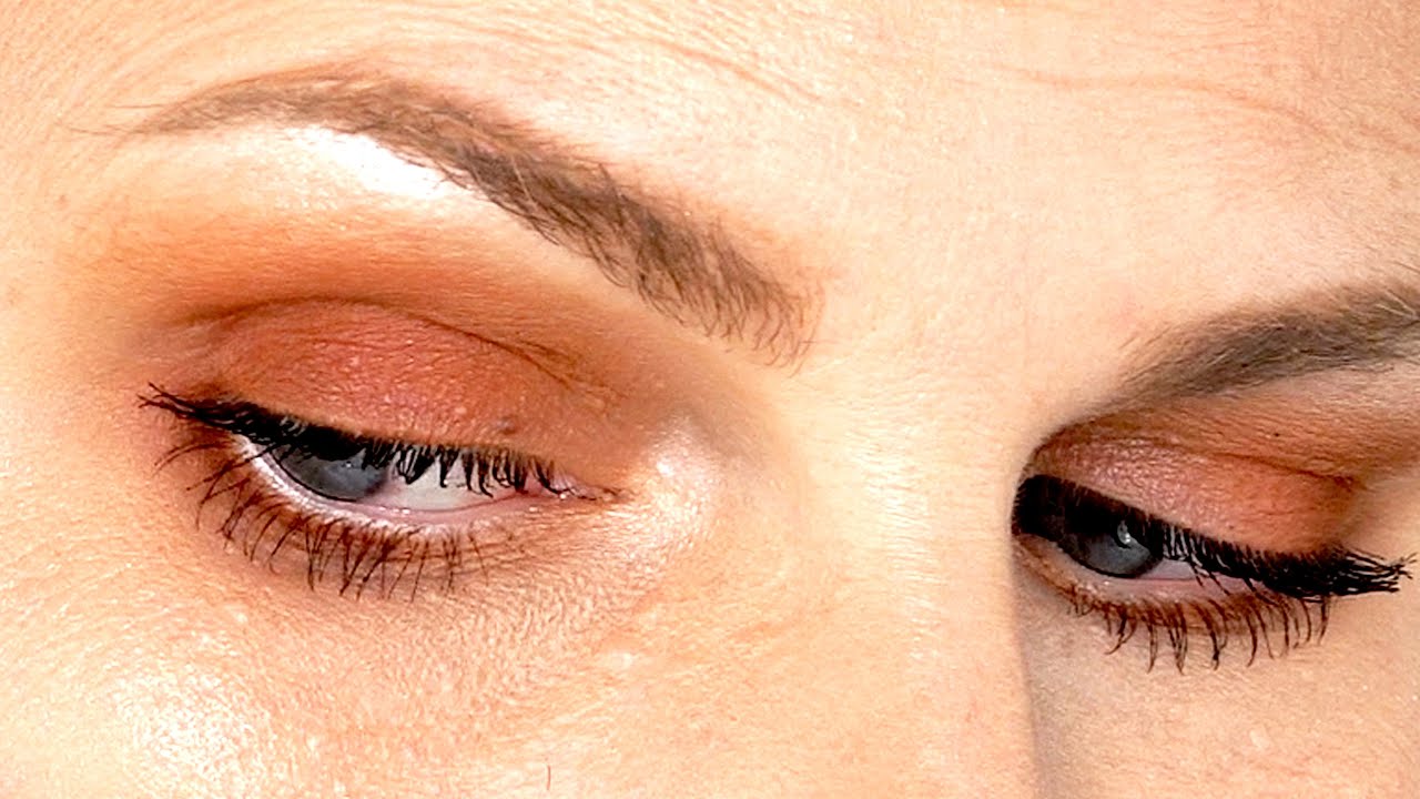 Wie man Smokey Eyes bei Schlupflidern schminkt