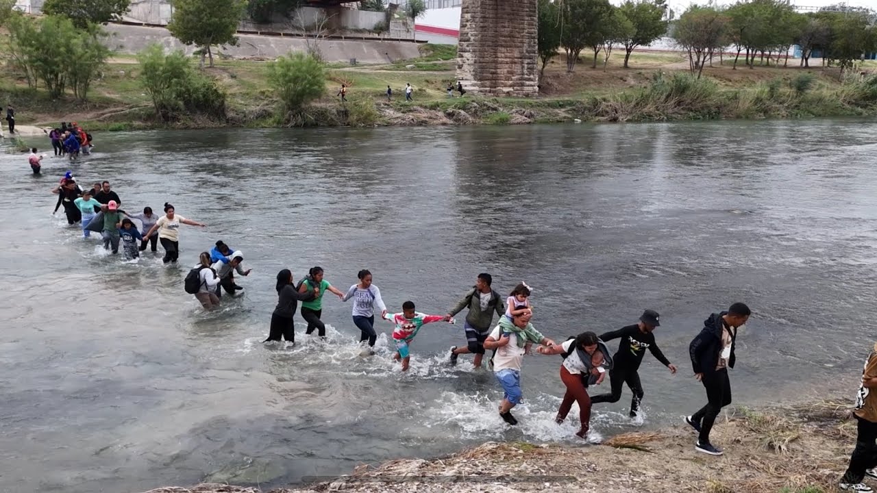 CIENTOS DE #MIGRANTES AL RÍO Y NI LOS GASES LOS PUEDEN DETENER