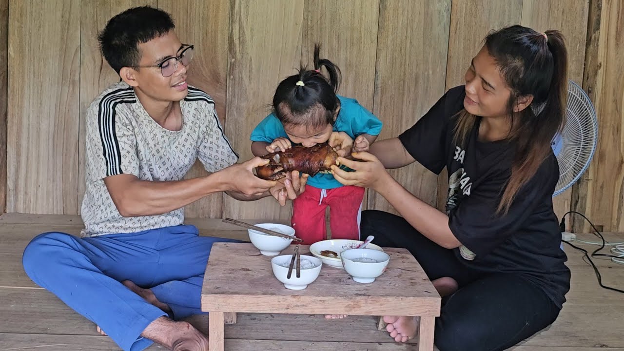 The mother and son bought pig's feet to grill and waited for the engineer to come home to eat.
