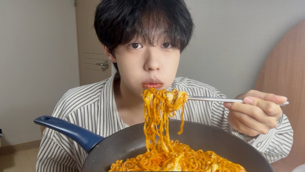 새벽에 불닭 4봉과 두쫀쿠