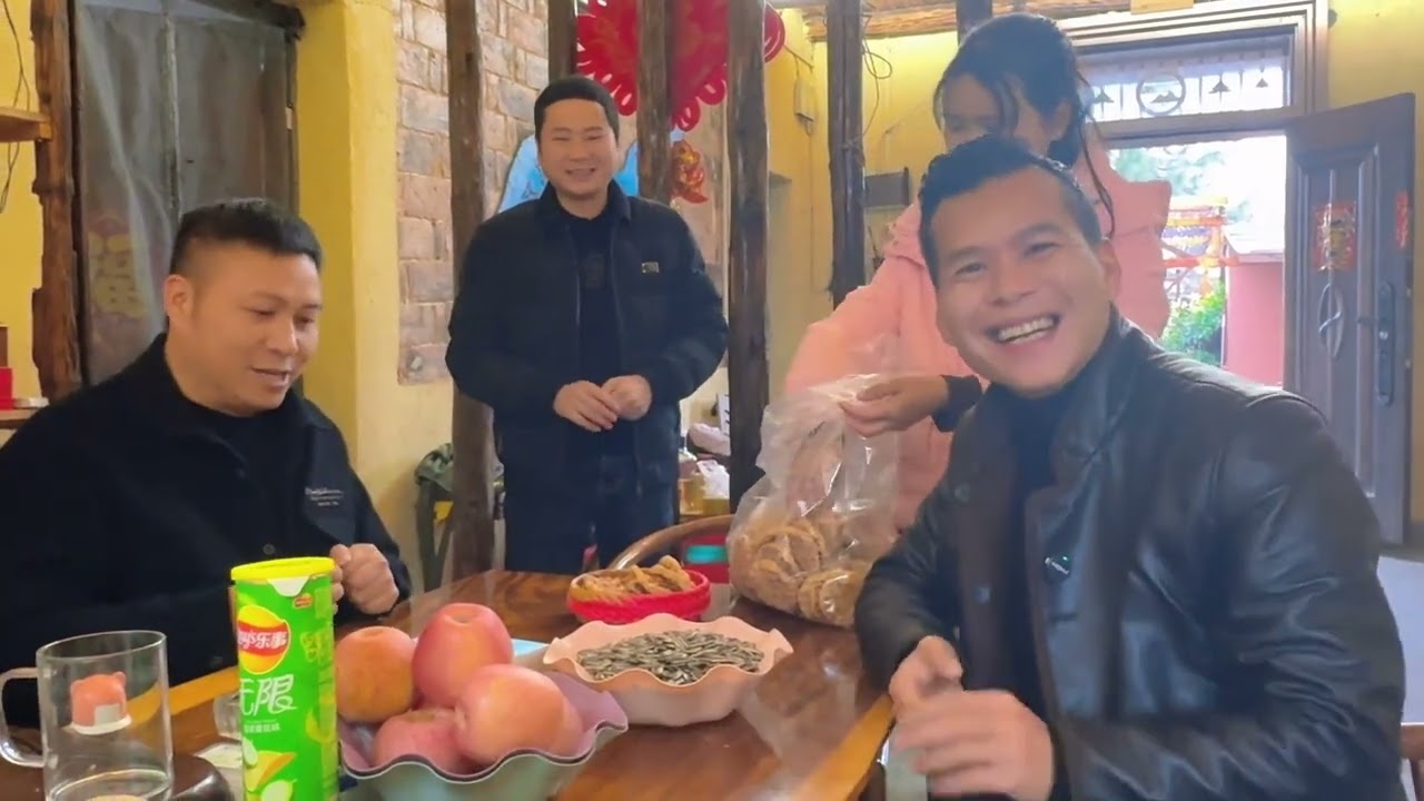 迟到的拜年，手持16斤大青鱼到地球村，海哥亲自迎接 