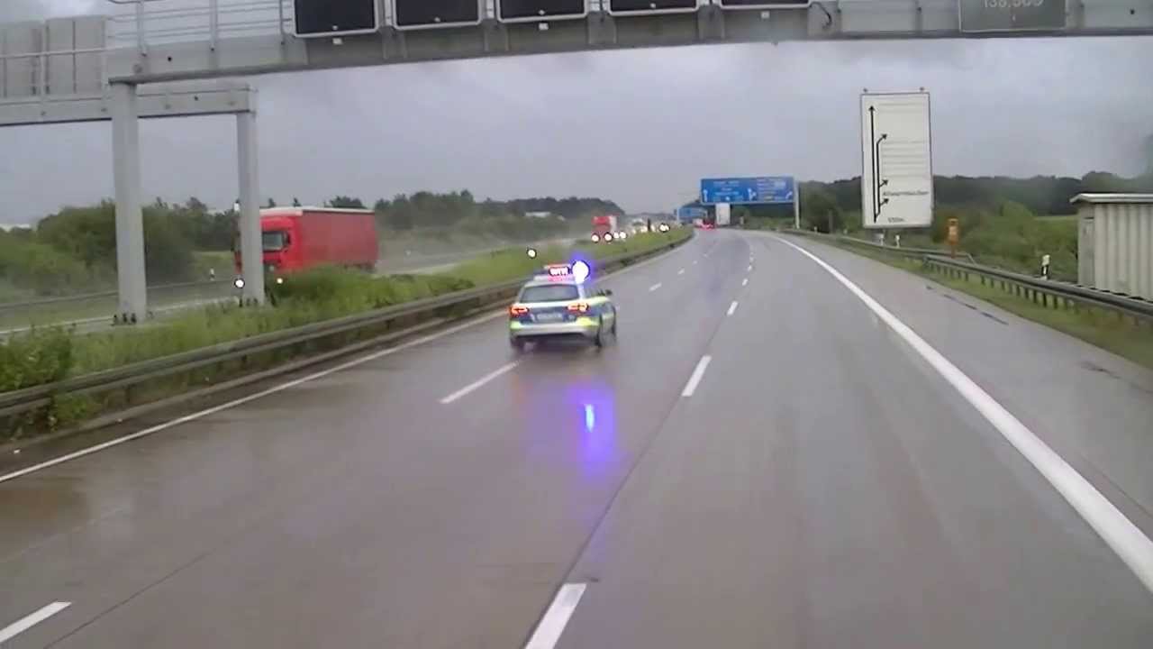 A7 Vollsperrung  Von der Polizei umgeleitet   LKW