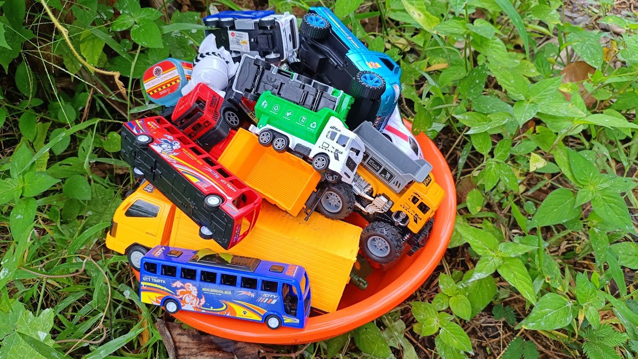 Mencari Mainan Mobil Balap, Truk Molen, Kereta Api, Excavator, Tank Baja, Truk Oleng, Bus telolet 