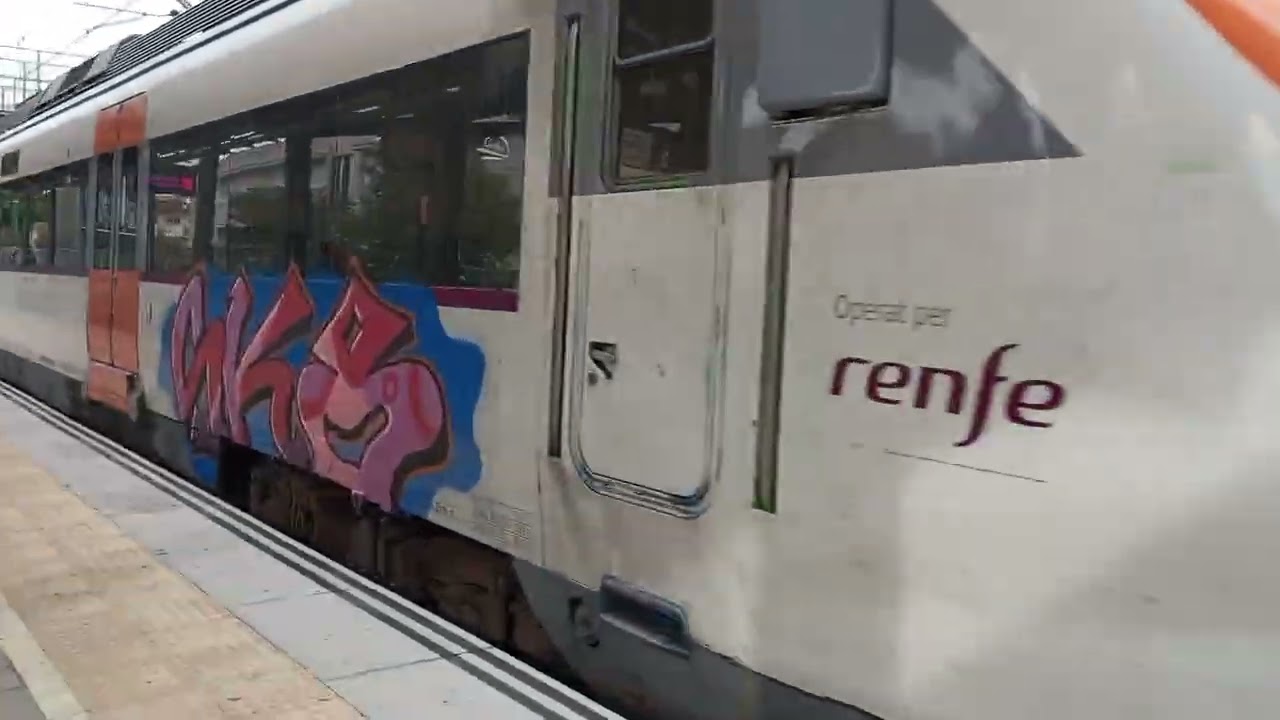 Trenes de Rodalies de Catalunya Civia 465/ UT 447 linea R4 por Sant Feliu