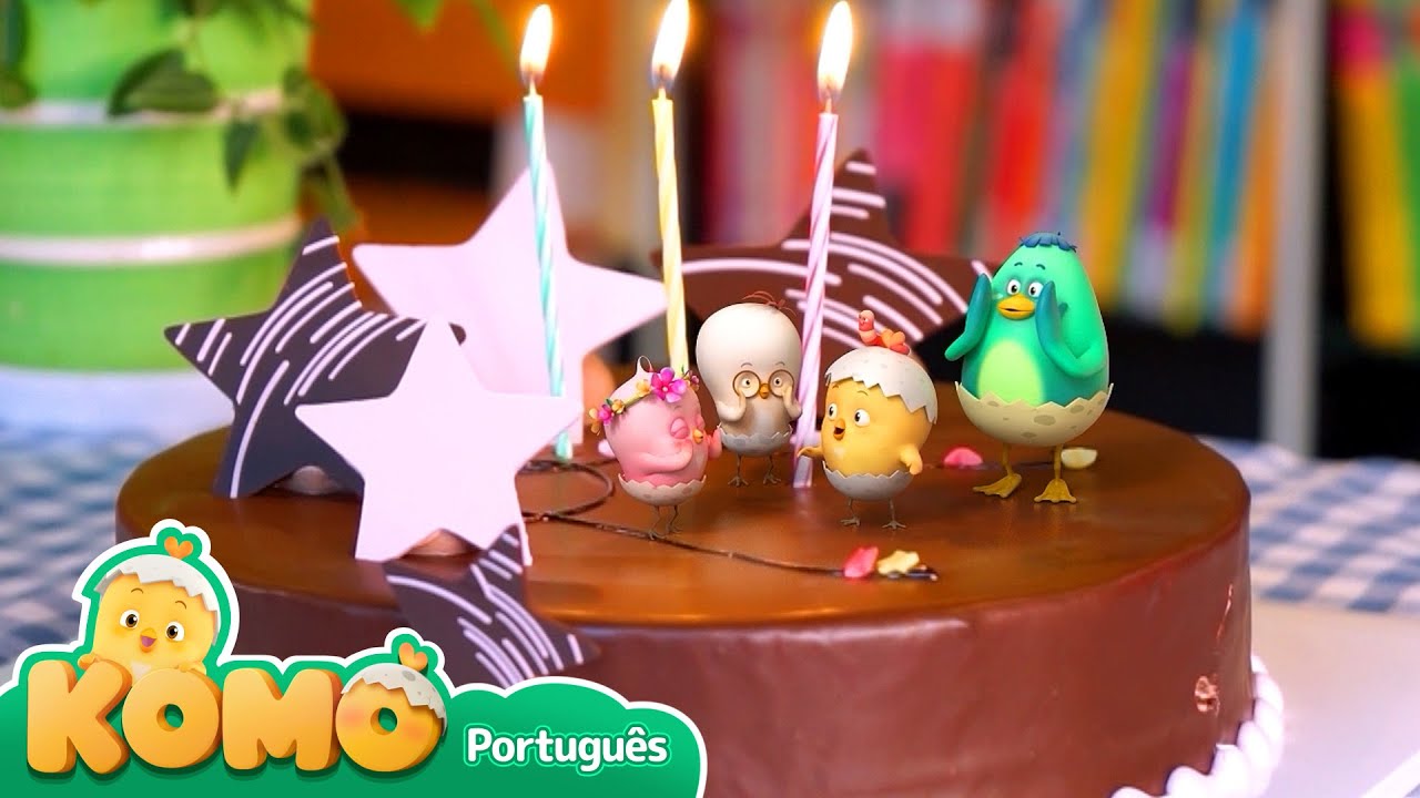 Vamos comer um bolo de chocolate delicioso! Observe o bolo| Observar objetos | Komo curioso