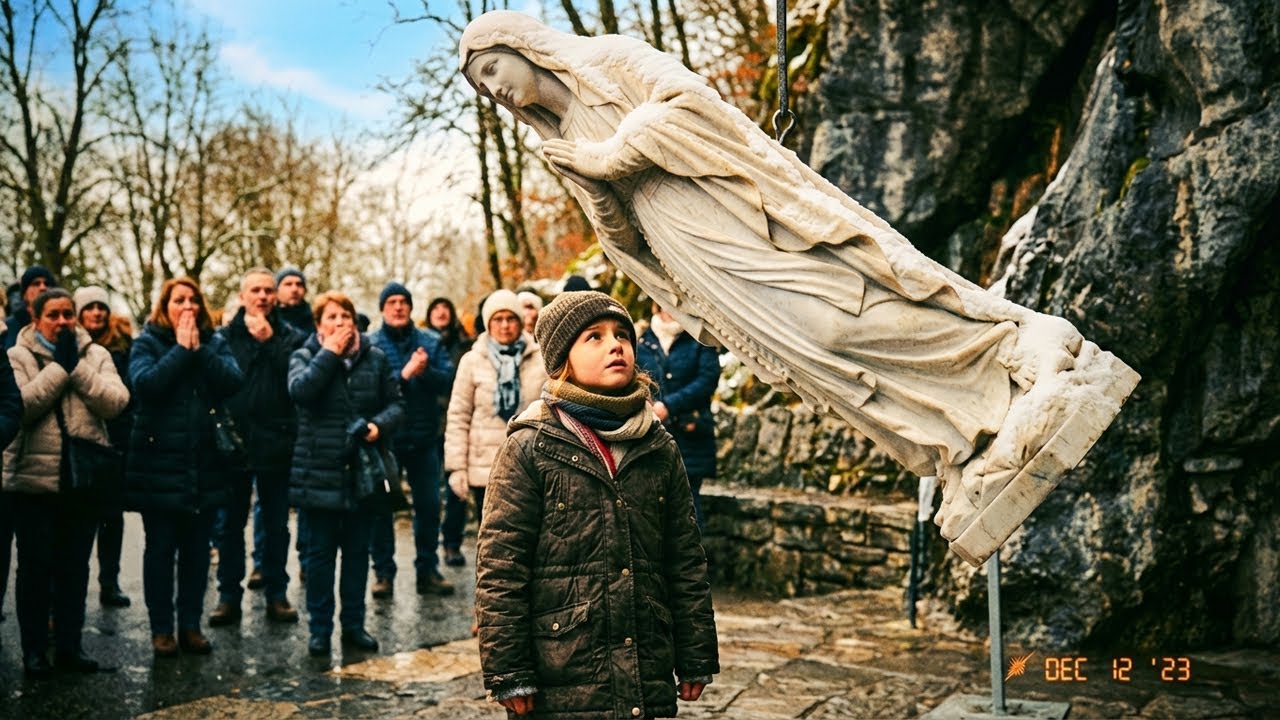 Семилетняя девочка оказалась под падающей статуей Девы Марии — произошедшее потрясло жителей Лурда.