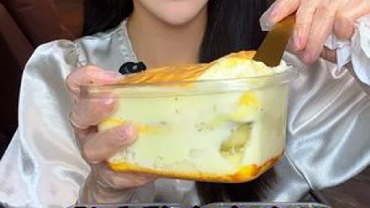 亲爱的姐妹们，新买的麦克风降噪不太好，这期视频请将就看一下哟😕后面换一个麦克风再重新录一次❤️感谢一直陪伴🥰#爱生活爱美食 #酱多多甜品测评 #抖音趣胃计划 #吃货日常分享 #吃货美食