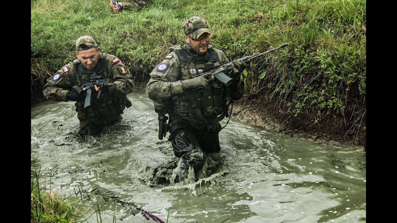 three sword 2021  Polish soldiers negotiate obstacle course