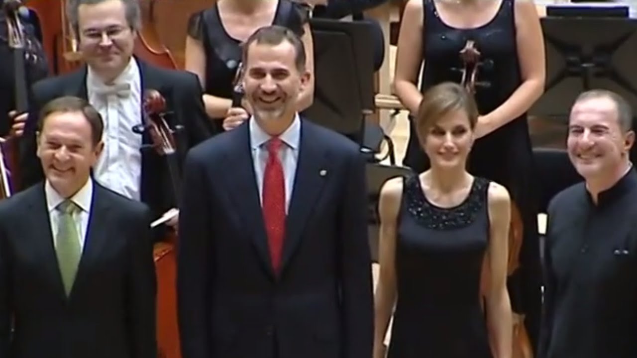 Sus Majestades los Reyes saludan a los músicos en el Auditorio 