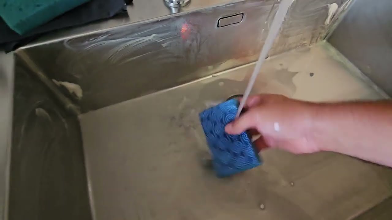 Lavabo di acciaio  macchiato da acido sturatubi