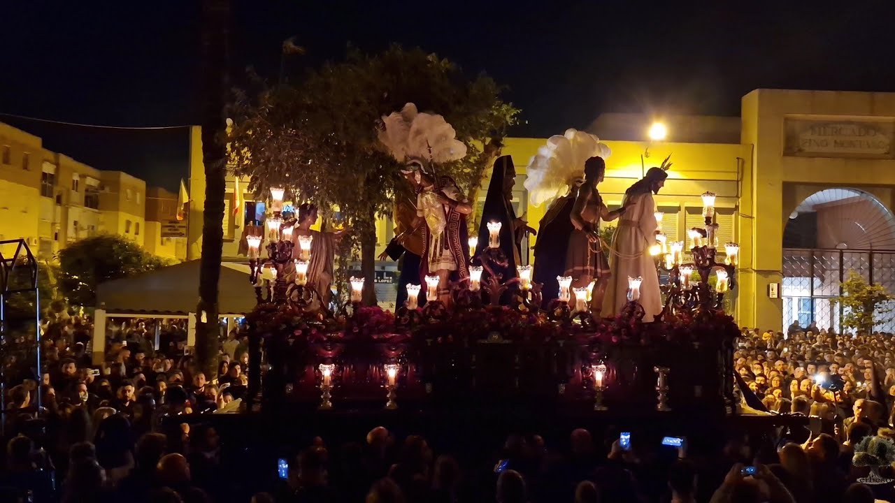 El Misterio de Pino Montano llegando a su Iglesia - Orando al Padre