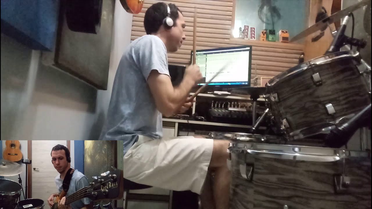 Bateria acústica pele muda pratos low volume microfonada como soa?